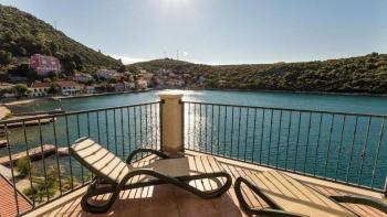 Beautiful villa on the first line to the sea with 2 private piers and beach 