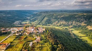 Adrionika bietet städtisches Land in Tinjan an 