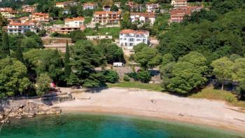 Fantastique propriété touristique avec 6 appartements de luxe en face de la plage de sable sur la Riviera d'Opatija 