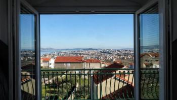 Maison en pierre rénovée de quatre étages avec jardin, vue mer et piscine jacuzzi à Solin 