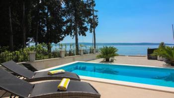Fantastisches Angebot - Villa am Meer zum Verkauf in Kastela, im Grünen 