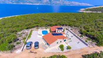 Wonderful villa with swimming pool in Basina, just 100 meters from beachline 