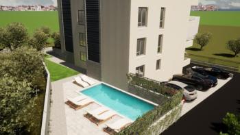 Nowe apartamenty na sprzedaż na Ciovo, zaledwie 150 metrów od morza, rezydencja z basenem i garażem 