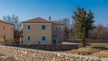 Rustikale neu gebaute Villa mit Swimmingpool zum Verkauf in Muraj, Krk 