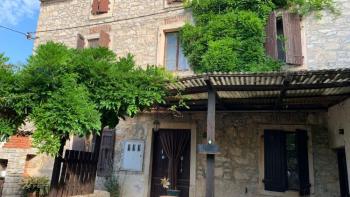 Istrian house with yard for remodelling just 400 meters from the beach in Medulin! 