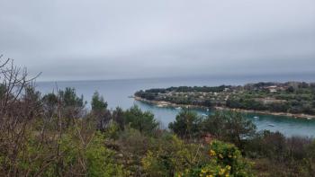 Baugrundstück zum Verkauf mit offenem Meerblick in Sveta Marina bei Rabac, nur 150 m vom Meer entfernt 