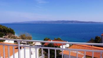 Self-standing apart-house of 4 apartments in Baska Voda just a few meters from the beach 