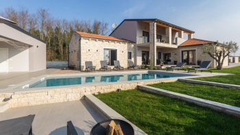 Villa de luxe en pierre à Poreč avec vue lointaine sur la mer Adriatique 