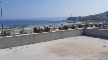 Niekompletny hotel na sprzedaż, zaledwie 50 metrów od morza w rejonie Splitu 