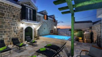 Complex of two renovated villas with swimming pool in Baska Voda 