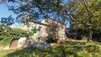 Stone house in Labin area with land plot of 3956 sq.m. 