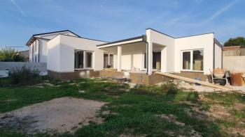 Nově postavená vila v oblasti Rovinj, 6 km od moře s bazénem, cena je stanovena pro aktuální fázi 