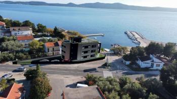 Appartement de luxe dans une villa urbaine en première ligne de mer à Sukosan 