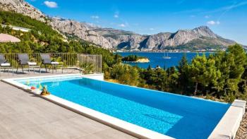 Herrliche neue moderne Villa an der Riviera von Omis, nur 60 Meter vom Meer entfernt, mit Swimmingpool, Sauna, Fitnessstudio und Garage 