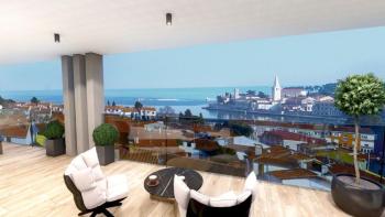 Luxus penthouse gyönyörű kilátással a városra és a tengerre, 500 méterre az Adriától 