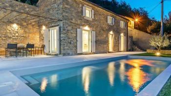 Villa design en pierre avec piscine dans la région d'Oprtalj 