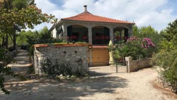 Charming stone villa right by the sea on Brac island 