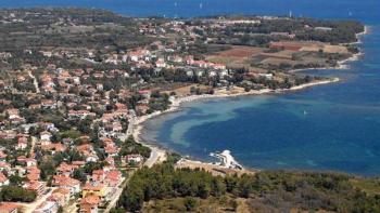 Terrain à Bašanija, Umag, première ligne de mer, zonage T3 pour camping 