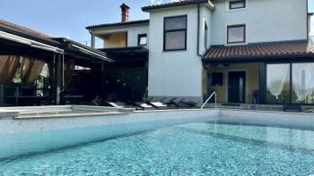 Villa in Umag with swimming pool, 5 km from the sea 