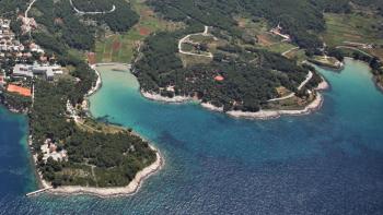 Building land in the touristic zone on 1st row to the sea in Jelsa, Hvar island 