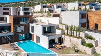 Luxuriöse Villa in erster Linie einer neuen modernen Villengemeinschaft in der Gegend von Primošten 