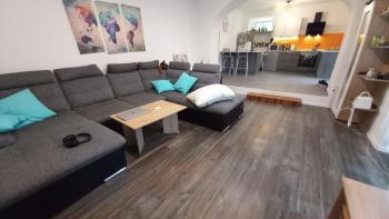 Exklusive 2-Zimmer-Wohnung mit Terrasse und Parkplatz, mitten im Zentrum von Opatija, nahe dem Meer! 