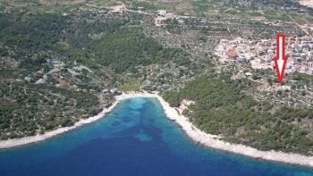 Terrain urbain avec une vue fantastique sur la mer à Hvar 