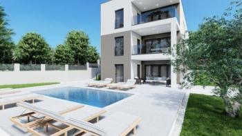 Nouveau complexe d'appartements avec piscine d'architecture moderne dans la région de Poreč, à 8 km de la mer 