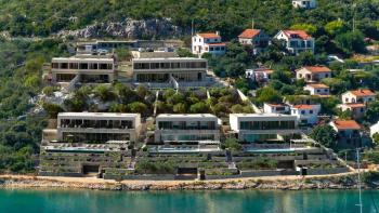 Faszinierende neue, moderne Villa in erster Meereslinie auf Solta in einem neuen Luxuskomplex 