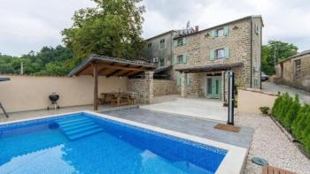 Villa indigène jumelée en pierre avec piscine à Motovun 