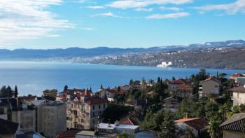 Haus von 205 m2 mit wunderschönem Blick auf das Meer im Zentrum von Opatija – ideal zum Wiederaufbau 