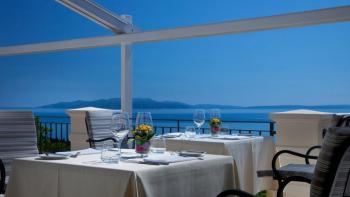 3-Sterne-Hotel mit außergewöhnlichem Meerespanorama in der Gegend von Trogir, nur 80 Meter vom Meer entfernt 