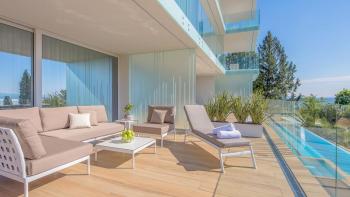 Nový luxusní apartmán v centru Opatije, 150 metrů od moře, rezidence s bazénem 