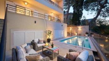 Außergewöhnliche Villa im klassischen Stil in Split mit Swimmingpool und herrlichem Meerblick 