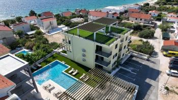 Új apartmanok Sevidben, exkluzív rezidenciában medencével a tenger mellett, 100 méterre a strandtól 