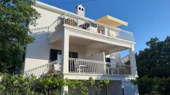 Dom z 4 apartamentami i widokiem na morze 150 m od morza w Mandre, Pag 