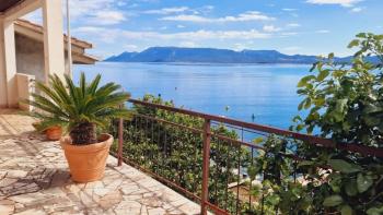 Idyllic 1st line house with postcard views next to the pebble beach 