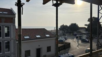 Appartement dans un immeuble neuf luxueux, au premier rang de la mer à Umag, près de la frontière slovène 