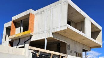 Hervorragendes neues Gebäude bietet dreistöckige Wohnung mit Aufzug und fantastischem Meerblick in Kostrena! 