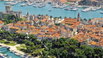 Ein dreistöckiges renoviertes Steinhaus im historischen Kern der Stadt Trogir 