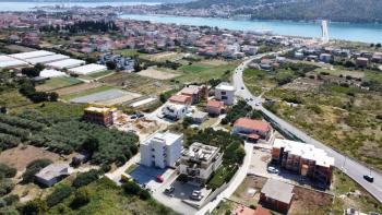 Neuer Apartmentkomplex in der Gegend von Trogir in unmittelbarer Nähe zum Meer 
