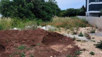 Terrain constructible près de la mer à Medulin, à seulement 300 mètres du bord de l'eau 