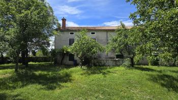 Grand immeuble d'investissement à Svetveincenat - maison en pierre avec un grand jardin 