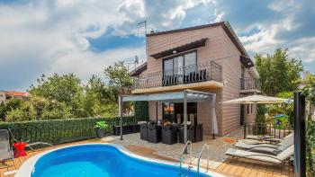 Luxury semi-detached villetta with pool, 70m from the sea 