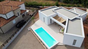 Luxuriöse moderne Villa mit Pool und Meerblick im weiteren Umkreis der Stadt Krk 