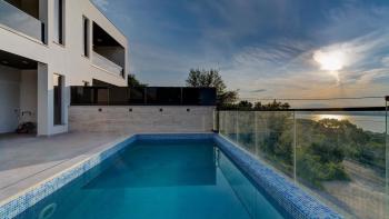 Villa mit Pool und Panoramablick auf das Meer in Crikvenica 