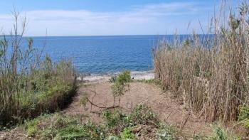 Maison en pierre au premier rang de la mer sur une île de la région de Mali Losinj ! 