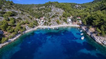 Terrain urbain à 80 m de la mer sur l'île de Šolta ! 