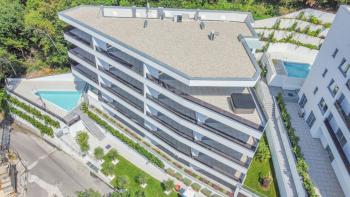 Doskonały penthouse w nowym budynku z widokiem na morze, wspólny basen, garaż w Opatiji! 