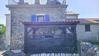 Zlevněné! Upravený kamenný dům se střešní terasou na ostrově Krk na prodej! 